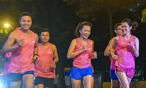 8 phụ kiện cần thiết cho runner tập chạy đêm